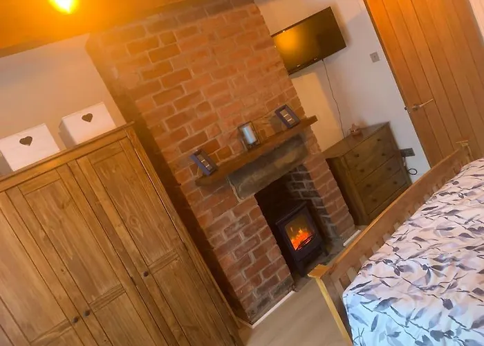 Quaint 1 Bedroom Cottage In Pudsey, Leeds