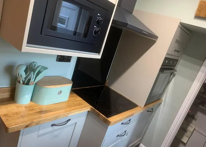 Quaint 1 Bedroom Cottage In Pudsey, Leeds
